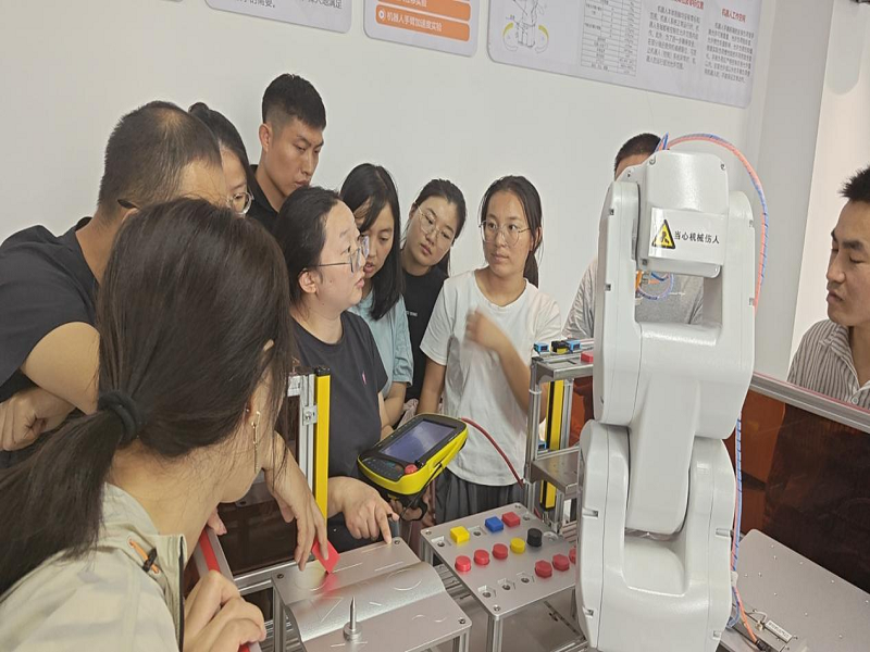 工学院线上线下同步进行PNC课程体系改革教师能力培训